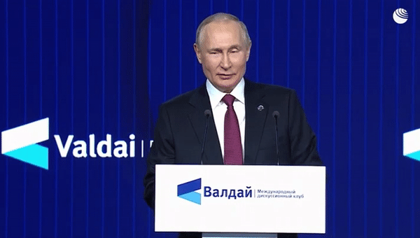 블라디미르 푸틴 러시아 대통령이 27일(현지시간) 싱크탱크 발다이 클럽이 모스크바 인근에서 진행한 국제 관계 포럼에서 연설을 하고 있다. [리아노보스티 홈페이지]