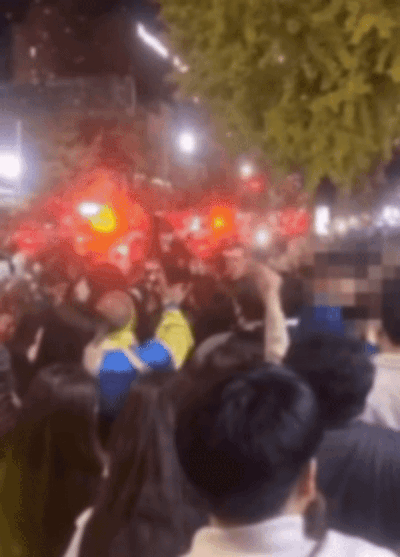 늘어선 구급차 옆으로 '섹스 온 더 비치'를 떼창 하는 사람들. (온라인 커뮤니티 갈무리)