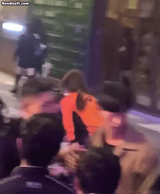 구급대원들이 안간힘을 쓰며 심폐소생술을 실시하고 있다. [온라인커뮤니티]