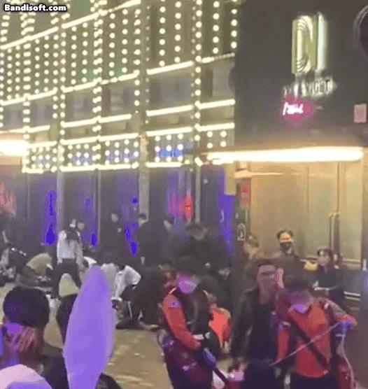 일반 시민들이 쓰러진 친구나 일행의 팔 다리를 주무르고 멎은 숨을 되살리기 위해 심폐소생술을 실시하고 있다.[온라인커뮤니티 캡처]