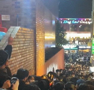 30일 틱톡의 한 계정에는 '한 여성분 덕분에 집 갔어요. 감사해요'                             라는 글이 담긴 영상이 올라오며 이태원 참사가 발생하기 2~3시간                             전인 29일 오후 7~8시쯤 사고 발생 지점인 골목길에서 촬영된                             것으로 전해졌다. 출처=틱톡 캡처