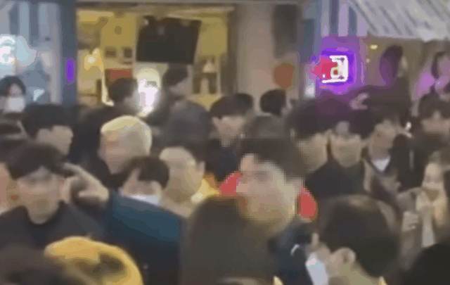 지난달 29일 발생한 '이태원 참사' 현장에서 통행 정리를 위해 돌아가라고 외치고 있는 한 경찰관. 유튜브 '니꼬라지 TV' 영상 갈무리