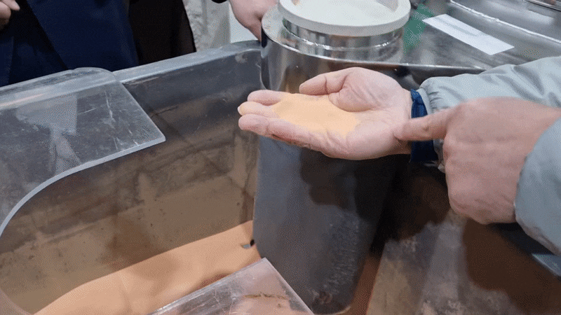 지에프아이가 만든 미세캡슐 소화기. 가루 같은 알갱이 안에 소화약제가 들어있고 특정 온도를 넘기면 화학반응에 따라 캡슐이 터지며 불이 꺼진다. /김포=이은영 기자