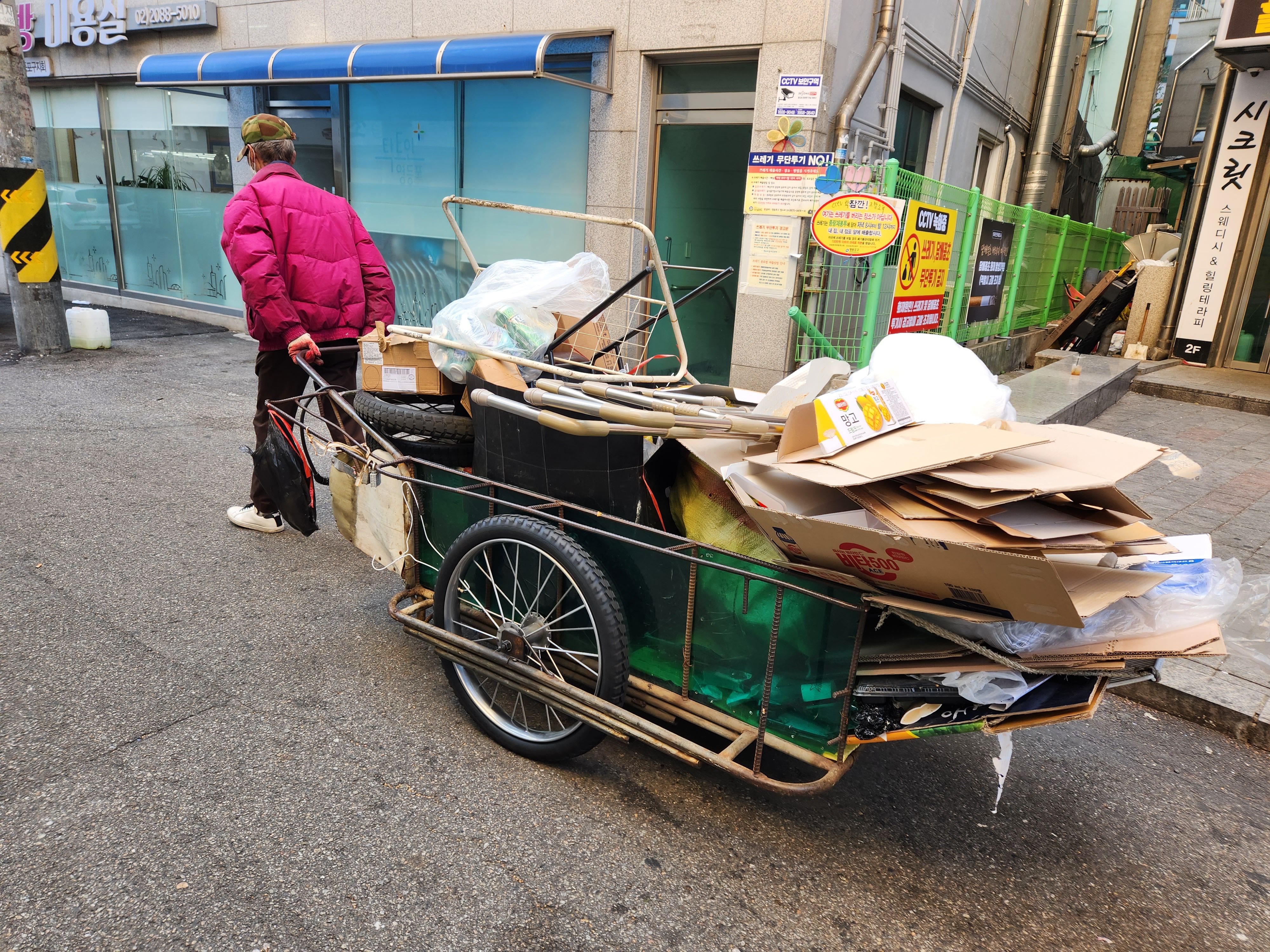 폐지 가격 급락에 생활고 겪는 노인들… “리어카 2시간 끌어 번 돈은 1300원”