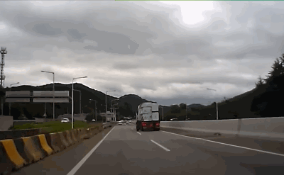 지난 9월3일 오후 12시쯤 강원 원주 방향으로 가는 중앙고속도로 상행선에서 2차선을 달리던 한 화물차의 바퀴 2개가 빠지는 일이 발생했다./사진='한문철TV'