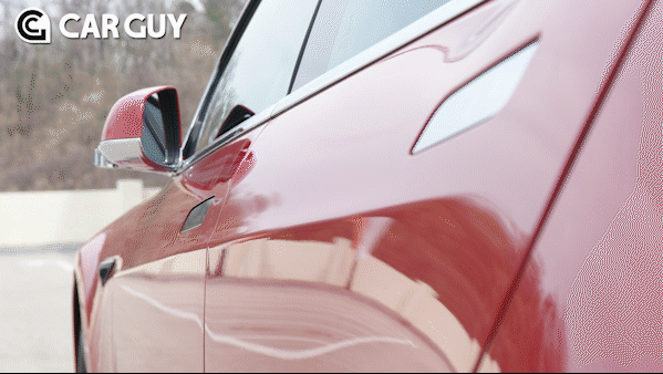 히든타입 도어 핸들은 여전히 미래지향적인 인상을 준다