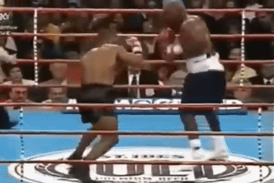 지난 1996년 펼쳐진 복싱 헤비급 세계 챔피언 결정전에서 마이크 타이슨(뒤쪽)이 에반더 홀리필드의 귀를 물어 뜯고 있는 모습. [유튜브 'BoxingNews' 채널 캡처]
