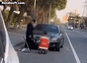 중국에서 한 고급차 운전자가 환경미화원 무릎을 꿇린 뒤 삿대질하고 있다. /더우인
