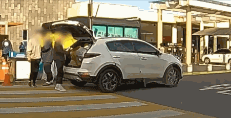 지난 13일 오후 3시쯤 경남 함안에 있는 함안휴게소에서 청년 무리가 쓰레기 3봉지와 박스더미 등을 무단투기했다./사진=한문철TV