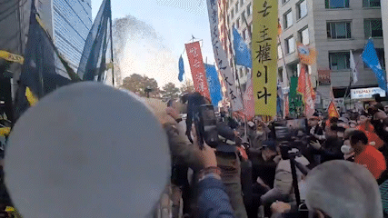 16일 오후 4시 30분쯤 서울 여의도 국민의힘 중앙당사 앞. 전국농민회총연맹 등 8개 농민 단체는 이날 낮 2시쯤 국회 앞에서 집회를 연 뒤 국회와 국민의힘 당사 방향으로 나눠 행진했다. 이들이 가지고 온 쌀나락을 국민의힘 당사를 향해 뿌리고 있다./영상=김도균 기자