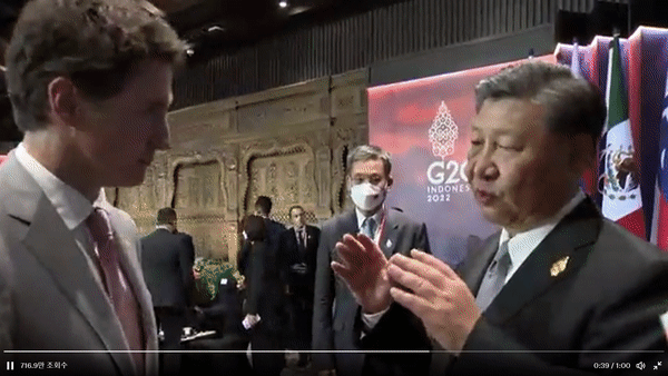 지난 16일(현지시각) 시진핑 중국 국가주석이 자신과 나눈 대화 내용을 언론에 공개한 쥐스탱 트뤼도 캐나다 총리에게 따지는 모습이 포착됐다. 영상은 트뤼도 총리(왼쪽)와 시 주석이 대화하는 모습. /영상=트위터 캡처