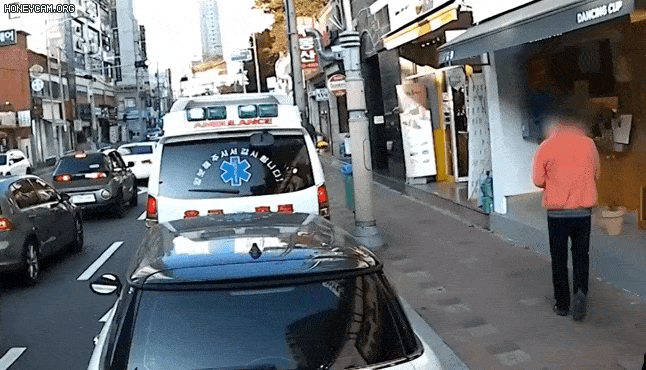 지난 2일 오전 부산 남구의 한 도로에서 사이렌을 울리며 달린 사설 구급차 운전자가 카페에 들러 커피를 테이크아웃하는 모습. (영상=유튜브 채널 '한문철 TV')