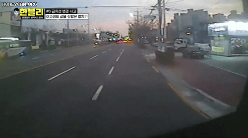 2019년 12월 16일 진주 시내 도로에서 렉스턴 SUV 차량이 버스 앞으로 급하게 끼어들고 있다. /JTBC '한블리'