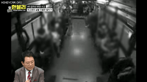 2019년 12월 16일 진주 시내 도로에서 버스 앞으로 차량이 급하게 끼어들면서 자리에 앉으려던 여학생이 미끄러지고 있다.  /JTBC '한블리'