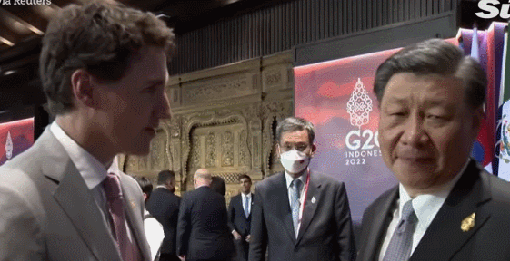 16일(현지시간) 인도네시아 발리에서 열린 주요 20개국(G20) 정상회의 폐막 연회에서 대화를 나누는 쥐스탱 트뤼도 캐나다 총리(왼쪽)와 시진핑 중국 국가주석. The Sun 유튜브 캡처