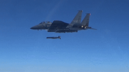 공군 F-15K가 지난 2일 NLL(북방한계선) 이북으로 발사한 SLAM-ER 공대지 미사일.  /사진=합동참모본부 제공 영상 캡처