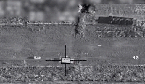 한국 공군의 스텔스 전투기 F-35A가 18일 북한의 ICBM(대륙간탄도미사일) 도발에 따라 미사일 이동식발사대(TEL)를 정밀유도폭탄(GBU-12)로 타격하는 훈련을 벌이고 있다. 영상은 타격을 받은 TEL이 폭발하는 장면. /사진=합동참모본부 제공 영상 캡처