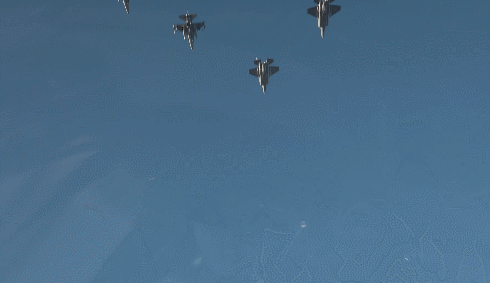 한국 공군의 F-35A와 미국 공군의 F-16 전투기가 18일 북한의 ICBM(대륙간탄도미사일) 도발에 따라 연합 공격 편대군 비행에 나섰다. /사진=합동참모보부 제공 영상 캡처