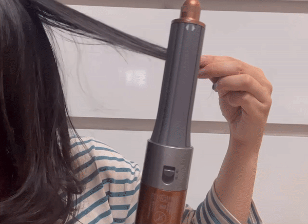 다이슨 에어랩 멀티 스타일러 배럴을 활용해 컬을 만들어봤다. 직후엔 어색해보여도 몇번 만져주면 자연스럽게 세팅된다./사진=백유진 기자 byj@