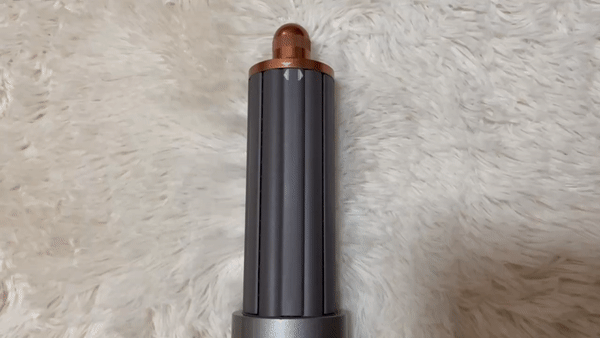 다이슨 에어랩 멀티 스타일러 배럴 상단에 팁을 돌리면 바람 방향이 바뀐다./사진=백유진 기자 byj@