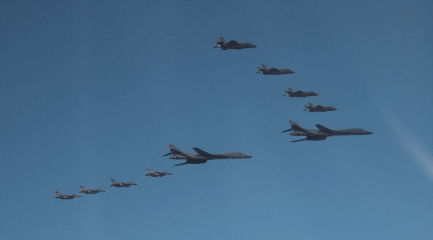 한미연합공중훈련 비질런트 스톰(Vigilant Storm)에서 미 전략폭격기 B-1B가 미 공군 F-16, 한국 공군 F-35A의 호위를 받으며 비행하고 있다. /사진=합참 제공 영상 캡처