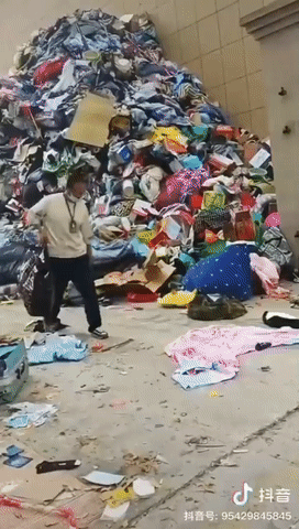 쓰레기 더미가 쌓인 중국 장저우 폭스콘 공장 기숙사/ⓒ더우인 캡처