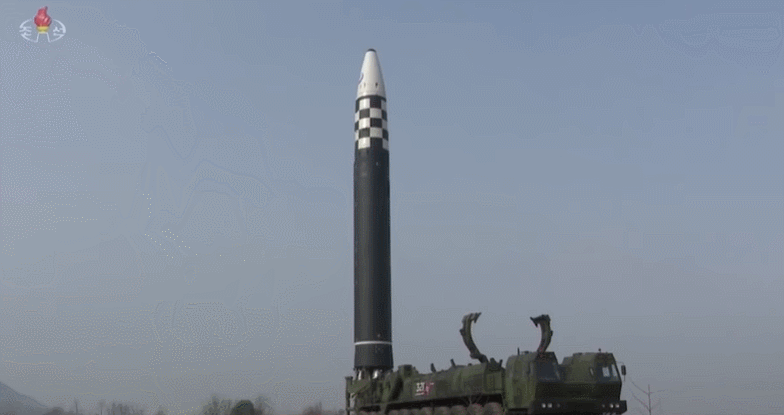 북한 조선중앙텔레비죤이 공개한 북한의 18일 ICBM 발사 현장.