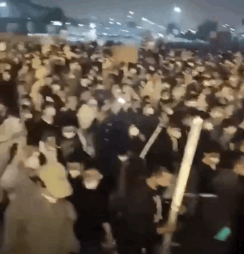 폭스콘 정저우 공장에서 벌어진 시위 영상. [트위터 캡처]