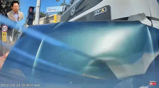 사거리 4차로에서 직진하는 차량이 2차로에서 우회전하는 차량과 부딪히는 사고가 발생했다. / 영상=유튜브 '한문철TV'