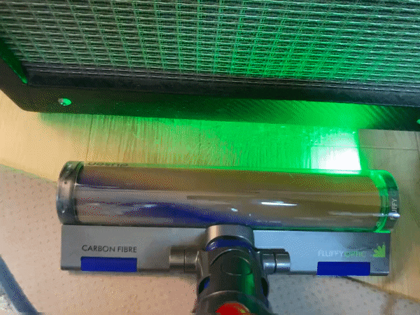다이슨 젠5 디텍트의 클리너 헤드에는 초록색의 불빛이 나와 먼지를 쉽게 볼 수 있게해준다. /김민국 기자