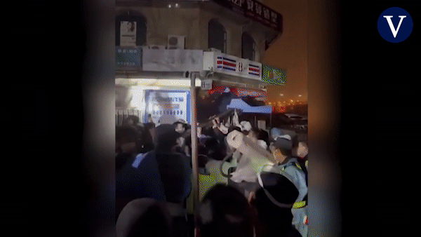 중국 서부 신장(新疆)위구르자치구 우루무치(烏魯木齊)에서 주민들이 일명 ‘제로(0) 코로나’로 불리는 초고강도 신종 코로나바이러스 감염증(코로나19) 방역 조치를 반대하며 시위를 벌이고 있다. [유튜브 'La Vanguardia' 채널 캡처]