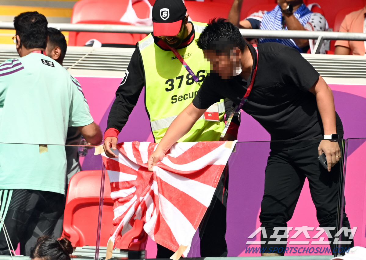 日 '욱일기'에 민감한 건 韓-FIFA 뿐? 관중석 쓰레기 수거 선행만 부각