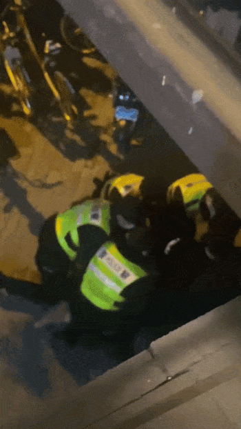 다른 언론인들이 촬영한 로런스가 공안 복장을 한 남성들에게 체포돼 끌려가는 모습이 확산했다. [사진=SNS]