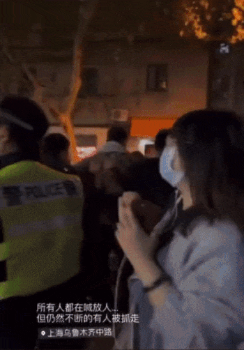 중국 상하이에서 '제로코로나' 반대 시위를 취재하던 영국 BBC방송 에드 로렌스(오른쪽 가운데) 기자가 27일 현지 공안에 연행되는 모습. 트위터 캡처