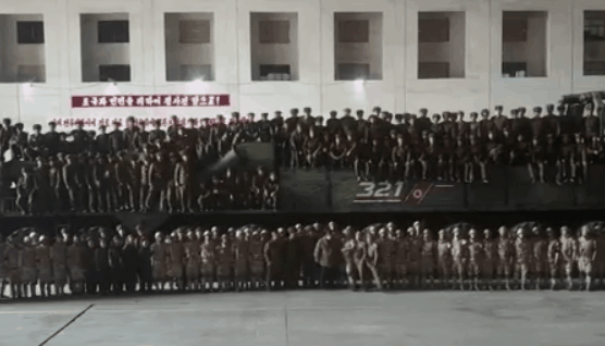 북한의 대륙간탄도미사일(ICBM) ‘화성-17형’의 이동식발사차량(TEL)에서 기념촬영을 하던 중 추락사고가 발생했다.