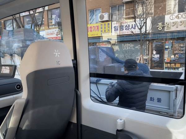 불법 정차한 후 짐을 내리는 모습을 인지한 자율주행버스가 스스로 속도를 늦추는 모습. /영상=나은수 기자 curymero0311@