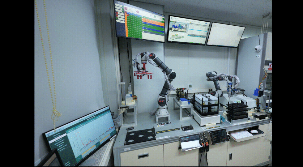 로봇 기반 촉매 자동화 평가 시스템 운전 모습.[한국에너지기술연구원 제공]