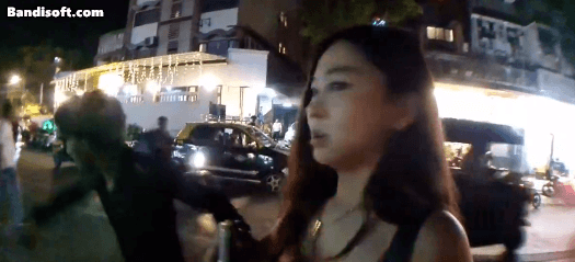 인도 남성이 여성 스트리머 끌고 가고 있다/사진=Mhyochi 트위터 캡처