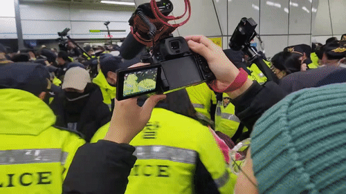 2일 오전 7시 30분쯤부터 전국장애인차별철폐연대(전장연)가 서울 지하철 4호선 삼각지역에서 출근길 지하철 탑승 시위를 벌이면서 경찰과 출동했다. /영상=독자 제공