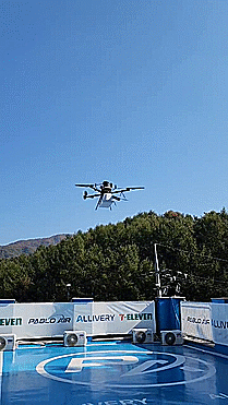 목적지인 펜션에 상품을 배송한 드론이 다시 세븐일레븐 점포 옥상으로 되돌아와 착륙하고 있다. 박소영 기자