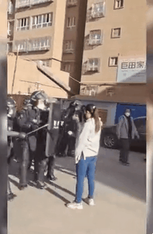 중국 현지시간으로 지난달 27일, 제로코로나 반대 시위에서 혈혈단신 무장 경찰을 막아선 중국 여성