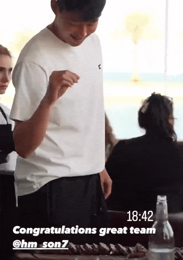 솔트배의 소금 퍼포먼스를 따라한 뒤 고기를 받아먹는 손흥민. 누스레트 괵체 인스타그램 캡처