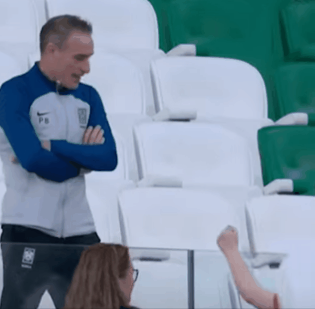 지난 3일(한국시간) 포르투갈전 당시 벤치에서 경기를 지켜본 파울루 벤투 감독이 둘째 딸 마르타 벤투와 반갑게 ‘주먹 인사’를 나누고 있다. MBC 캡처