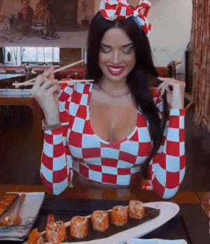 이번에는 스시 테러! 카타르 월드컵에서 노출 의상으로 논란속에 있는 크로아티아 팬 이바나 놀이 이번에는 스시를 먹는 영상을 SNS에 올렸다. 크로아티아 축구 대표팀이 일본을 상대로 승리한 6일 한 식당에서 스시를 맛나게 먹는 모습으로 승리를 자축하고있다./SNS