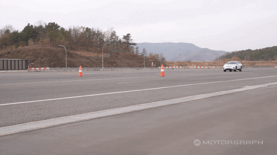 급제동 테스트 중인 폭스바겐 ID.4