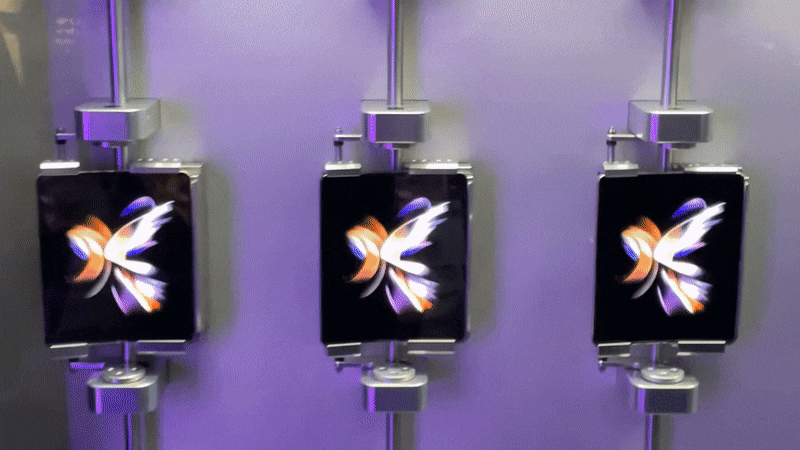 폴더블 스마트폰의 폴딩 내구성 테스트 장면. /베를린(독일)=박진우 기자