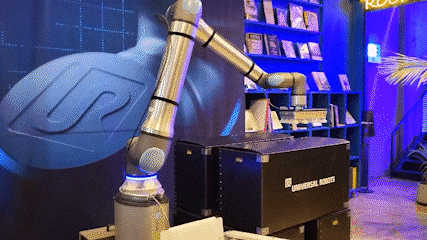 서울 성동구 성수동 로봇카페 '봇봇봇'에 설치된 유니버설로봇의 협동로봇 'UR20'이 상자를 들어 이동시키고 있다. /장우정 기자