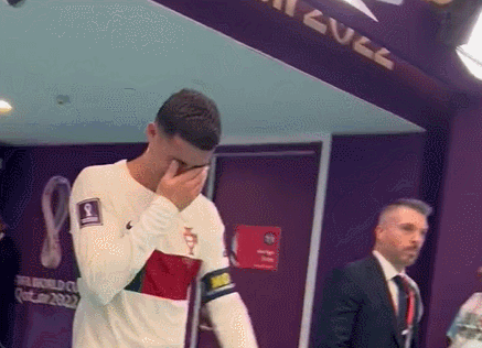 11일 오전 4시(한국시간) 2022 FIFA(국제축구연맹) 카타르 월드컵 8강전에서 포르투갈이 모로코에 0대 1로 패배하자 호날두가 경기장을 빠져나가며 눈물을 흘리고 있다./영상=트위터
