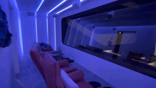 롯데시네마 월드타워점 '수퍼플렉스'의 2층 발코니 상영관.