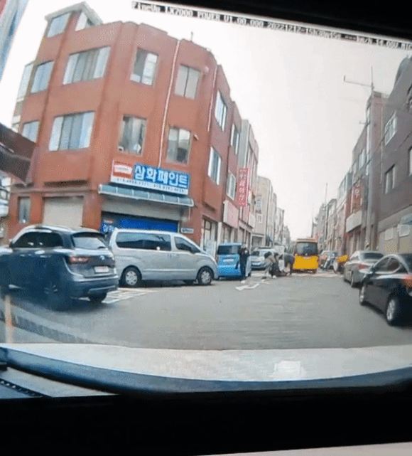 폐지를 떨어뜨린 노인에게 주저없이 도움의 손길을 건넨 여중생들이 한 운전자의 블랙박스 카메라에 포착됐다. 2022.12.12 보배드림